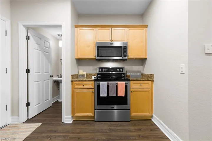 9821  Healthpark  CIR, Fort Myers, FL 33908