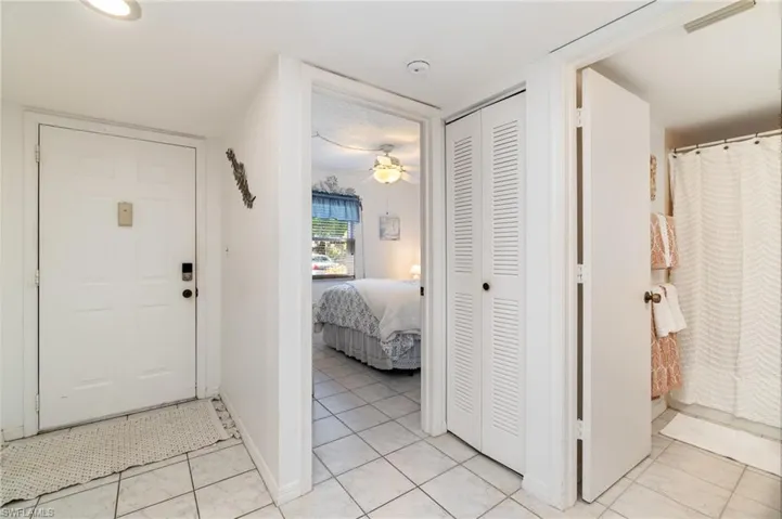 Tiled entrance foyer featuring ceiling fan