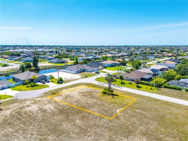 Aerial view of residential area featuring property parcel outlined