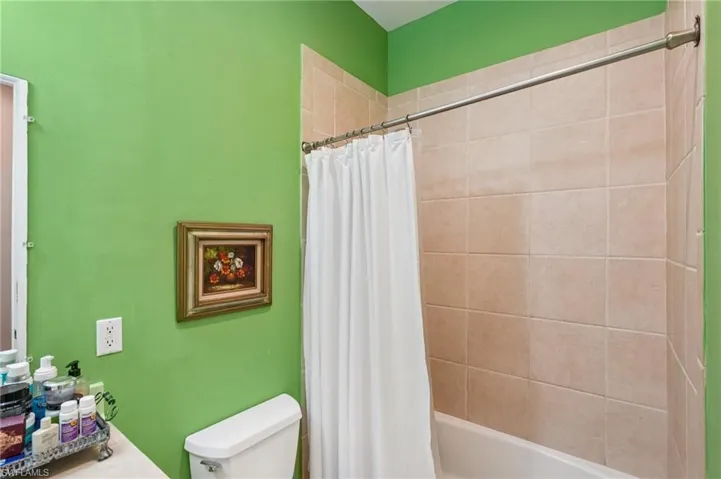 Full bath with shower / bath combo and vanity