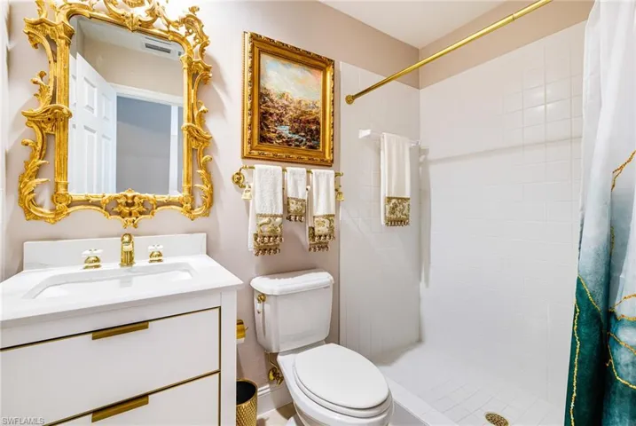 En suite bath #1