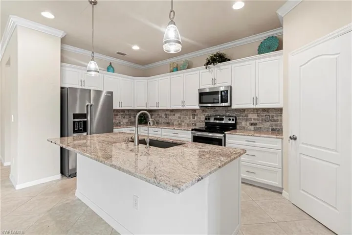 11288  Red Bluff  LN, Fort Myers, FL 33912