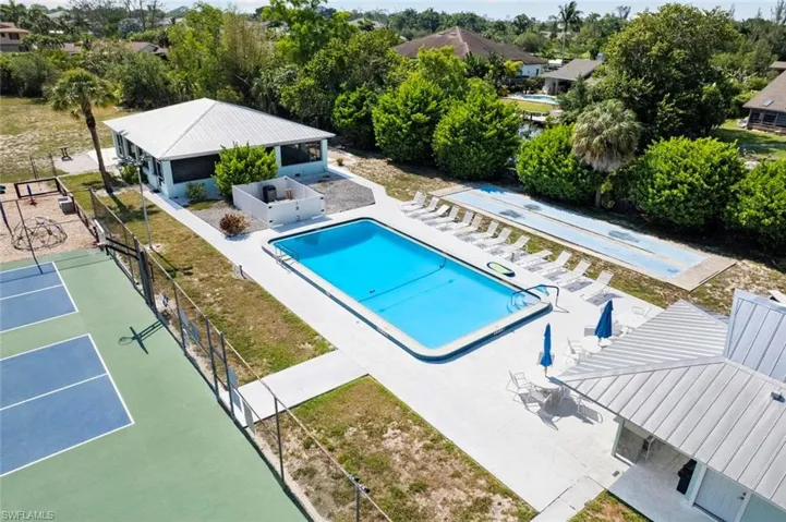 2360  Clipper  WAY, Naples, FL 34104