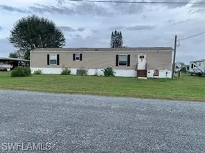 Manufactured / mobile home featuring a front lawn