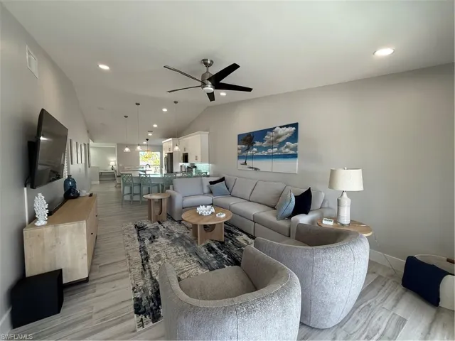834  Gulf Pavilion  DR, Naples, FL 34108
