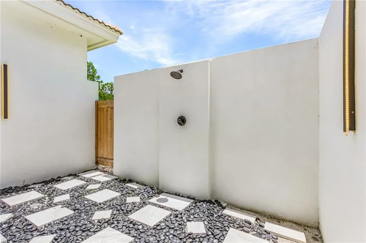 Primary has outdoor shower