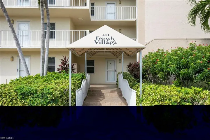 Great location on Collier Blvd! Minutes from beaches, shops & restaurants