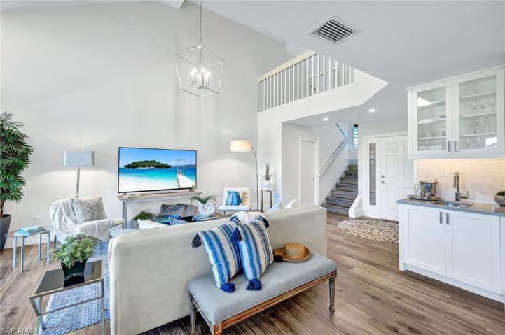 Living-room with Wet-bar. Perfect for Entertaining.