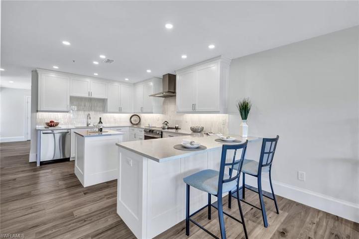 Kitchen with Breakfast bar
