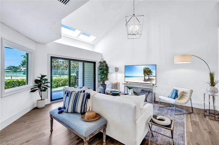 Light and Bright Living-room