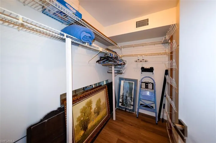 OWNER'S SUITE WALK-IN CLOSET