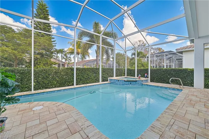 Heated saltwater pool & spa !