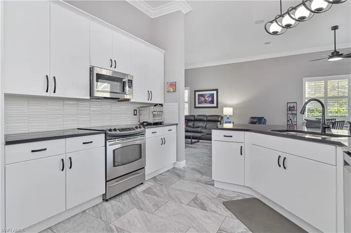 Kitchen with soft close doors and pull out shelves for space, efficiency and easy reach !