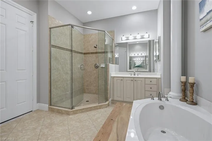9270 Campanile Cir 19204, Naples, Florida 34114