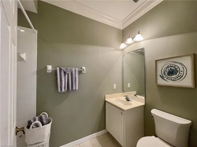 2nd bathroom with crown moulding