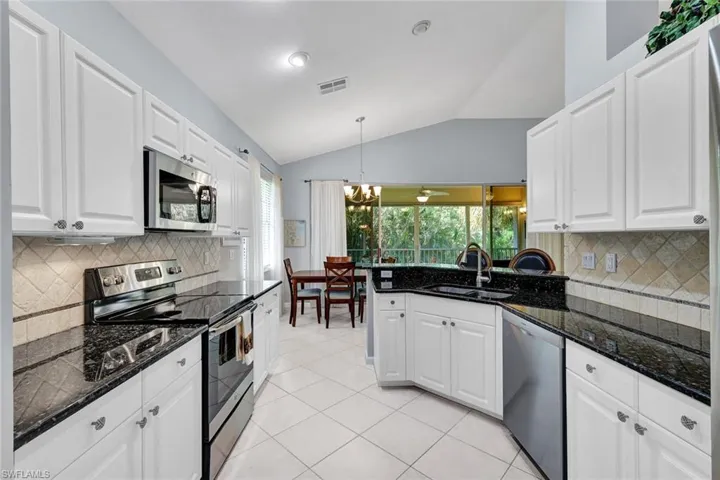Spacious kitchen with lovely counter and cabinet space!