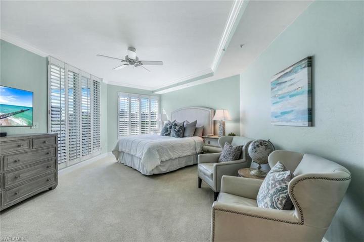 Large primary bedroom.