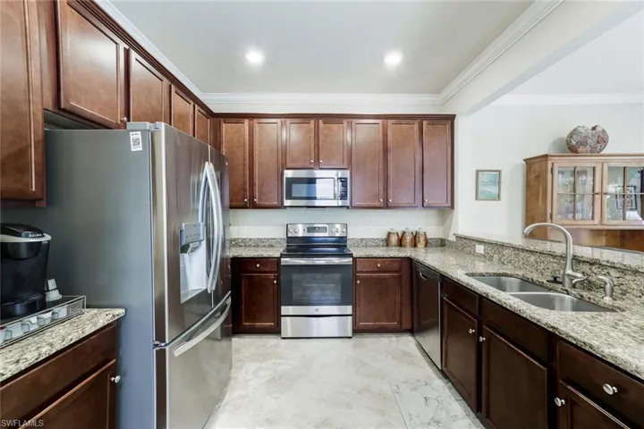 Kitchen & Breakfast Bar