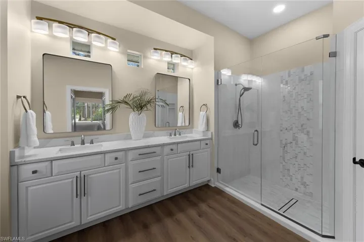 Master bath w/large shower