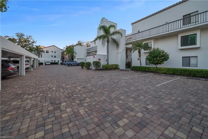 586  Beachwalk  CIR, Naples, FL 34108