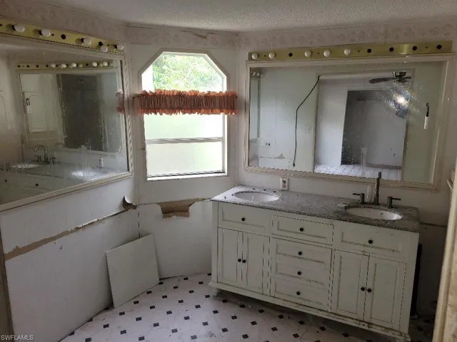 12040 Live Oak Dr, Fort Myers, Florida 33908