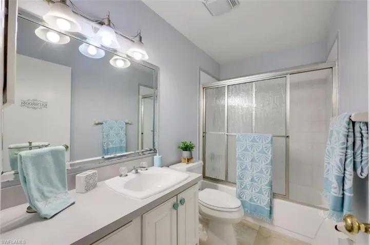 Coastal decor Guest Bathroom