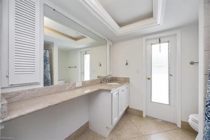 Bathroom 3 with pool access
