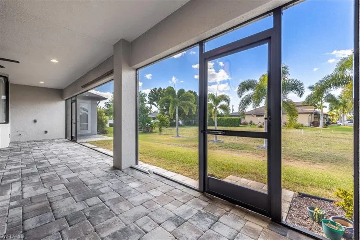 Spacious Screened Lanai - a Perfect Place to Entertain Friends & Family