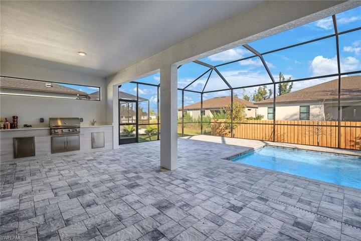 Large Lanai W Outdoor Kitchen