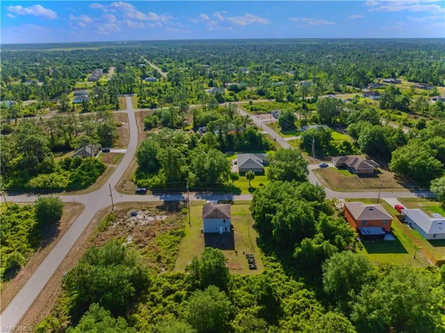 Aerial view with a residential view and a view of trees