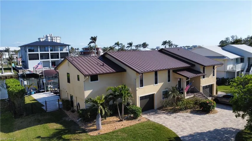 CIRCULAR DRIVEWAY WITH SEPARATE GARAGES