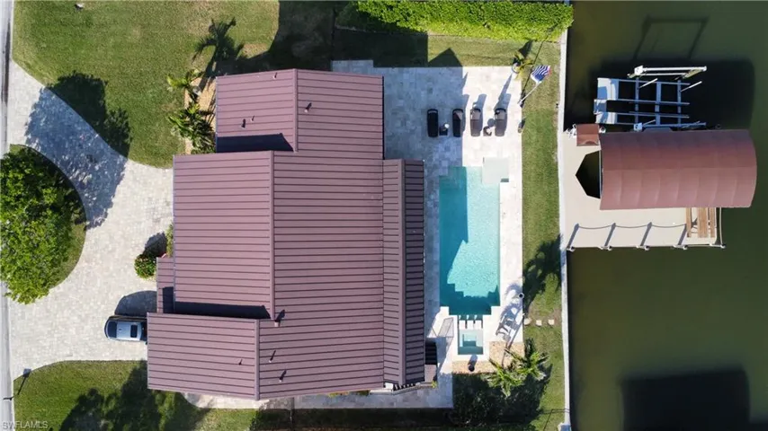 CIRCULAR DRIVEWAY WITH SEPARATE GARAGES