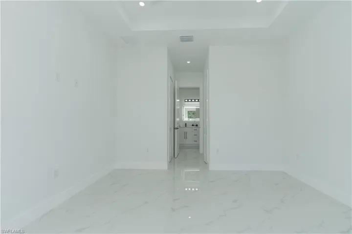 Empty room with a tray ceiling