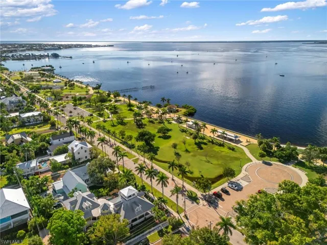 Harbor Walk and Historic District