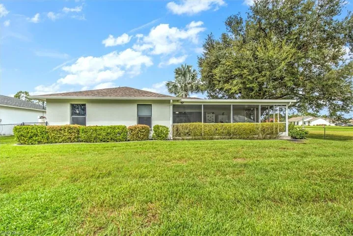 Very well manacured hedge along the back lanai with plenty of room for a pool
