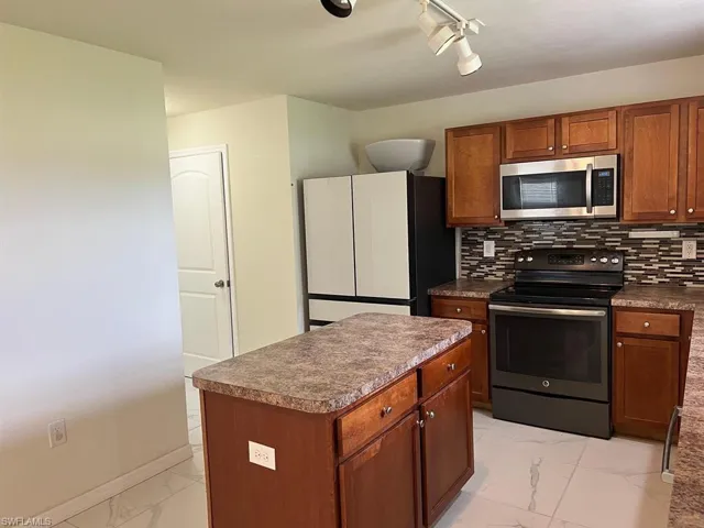 10329 Canal Brook Ln, Lehigh Acres, Florida 33936