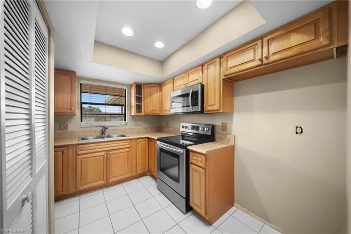 195 Cypress Way E 8, Naples, Florida 34110
