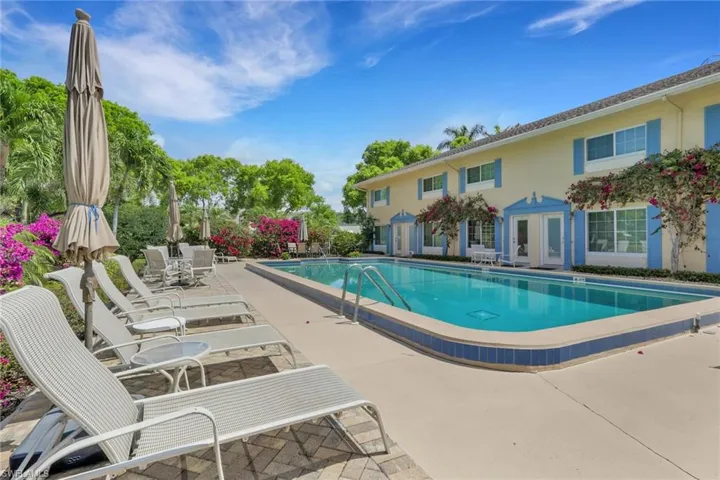 230  3rd S AVE, Naples, FL 34102
