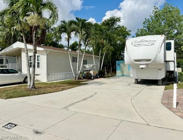 Manufactured / mobile home featuring a carport
