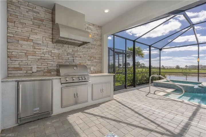 Outdoor kitchen w/fridge and grill