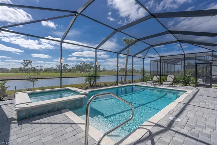 Screened heated pool area w/spa