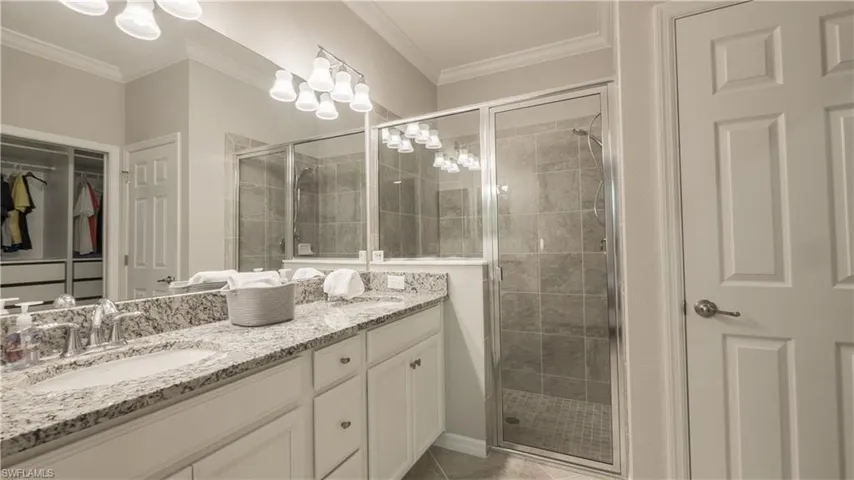9076  Glenforest  DR, Naples, FL 34120