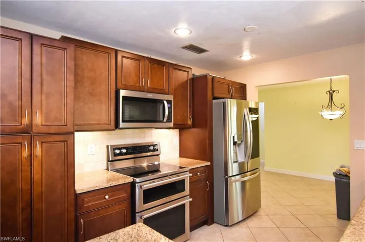 3825 SE 10th  PL, Cape Coral, FL 33904
