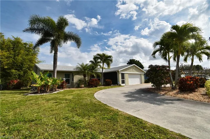 3825 SE 10th  PL, Cape Coral, FL 33904