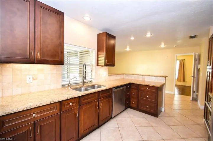 3825 SE 10th  PL, Cape Coral, FL 33904