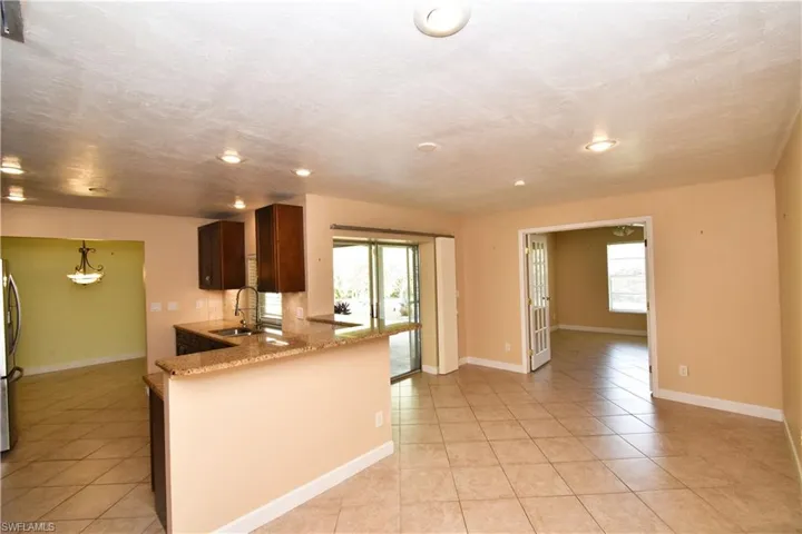 3825 SE 10th  PL, Cape Coral, FL 33904