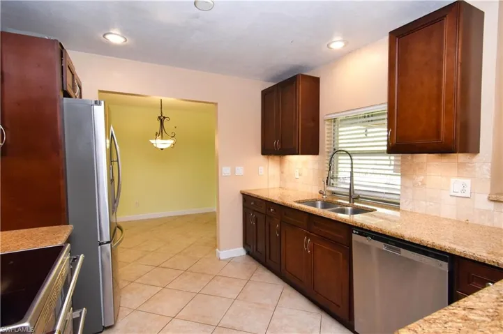 3825 SE 10th  PL, Cape Coral, FL 33904