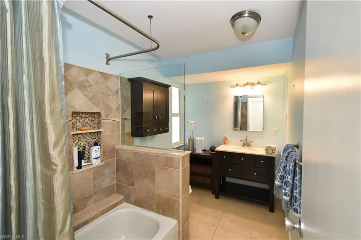 3825 SE 10th  PL, Cape Coral, FL 33904