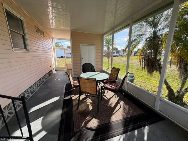 Screened Lanai featuring outdoor dining space
