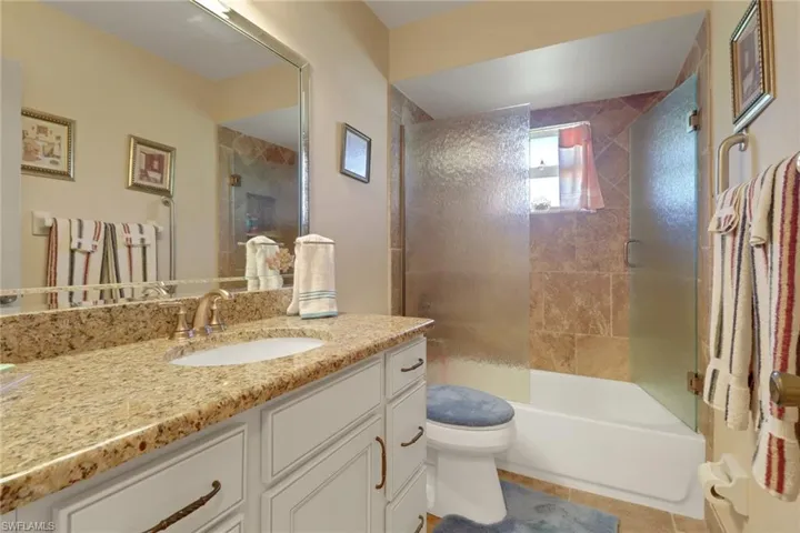 Guest Bathroom with Tub/Shower